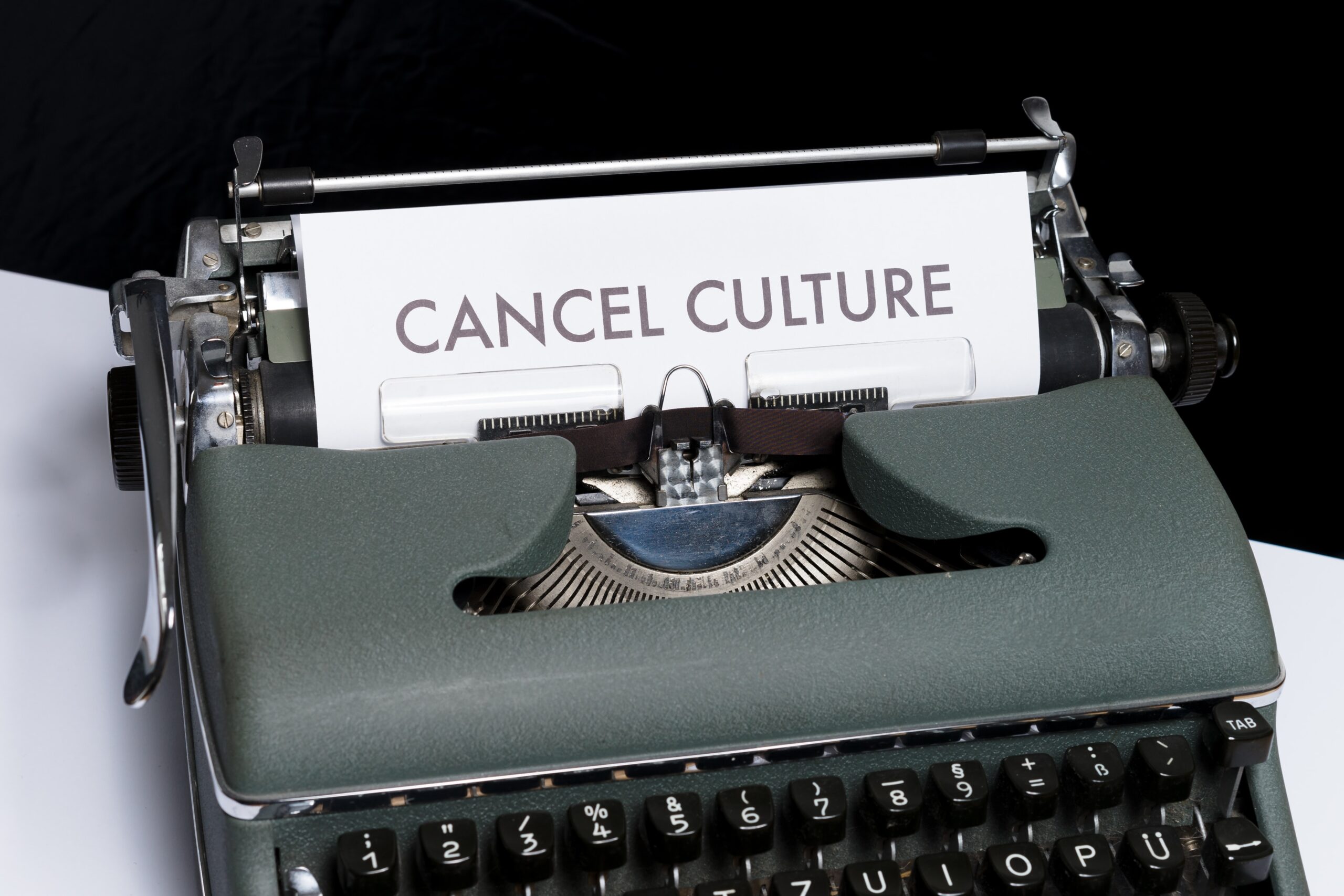 Охрана, отмена: что такое cancel culture и как она влияет на искусство